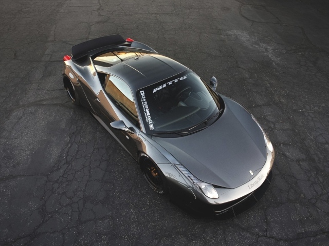 Гоночный Феррари на черном асфальте