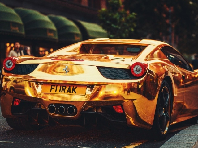 Золотой Ferrari 458 Italia