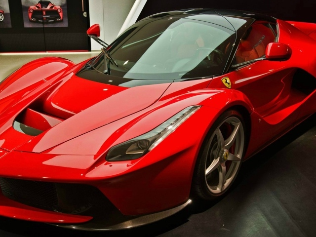 Красный гоночный Ferrari LaFerrari