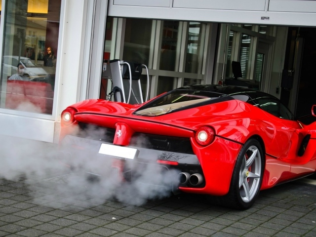 Дым из выхлопной трубы Ferrari LaFerrari