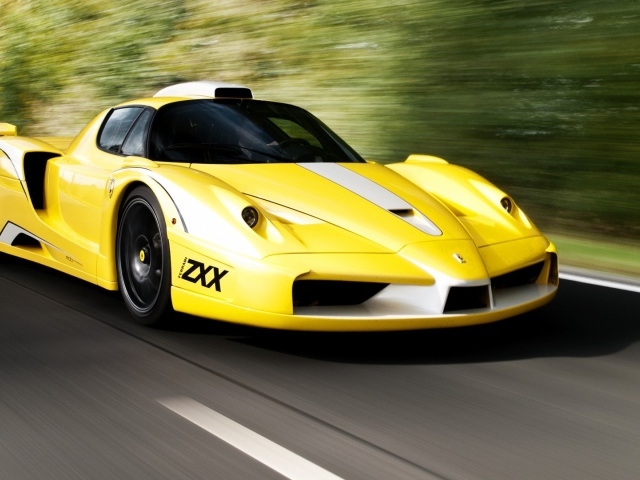 Желтый скоростной Ferrari FXX