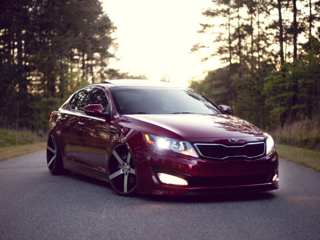 Киа Оптима вишневого цвета