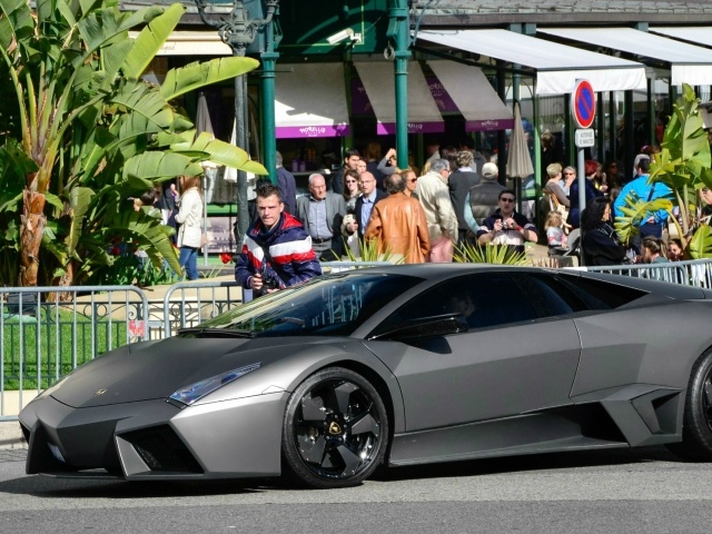 Черный Lamborghini Reventon на улице