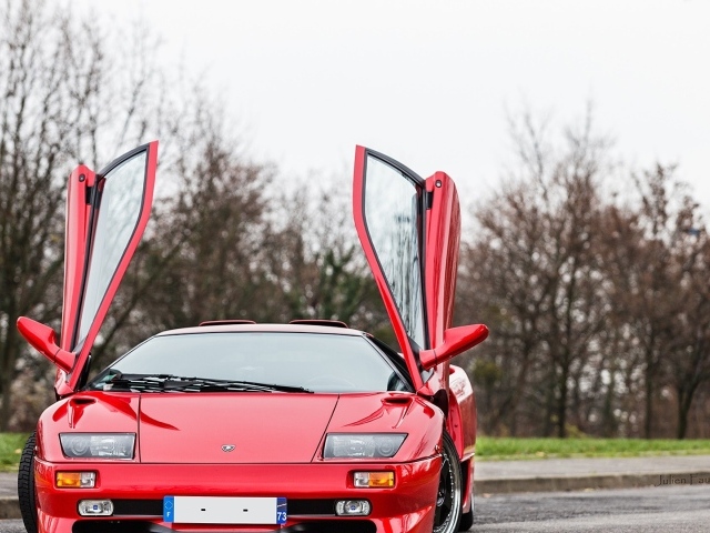 Красный Ламборигини Diablo с открытыми дверями