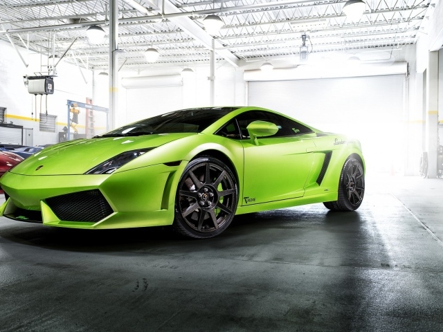 Зеленый Lamborghini Reventon в гараже