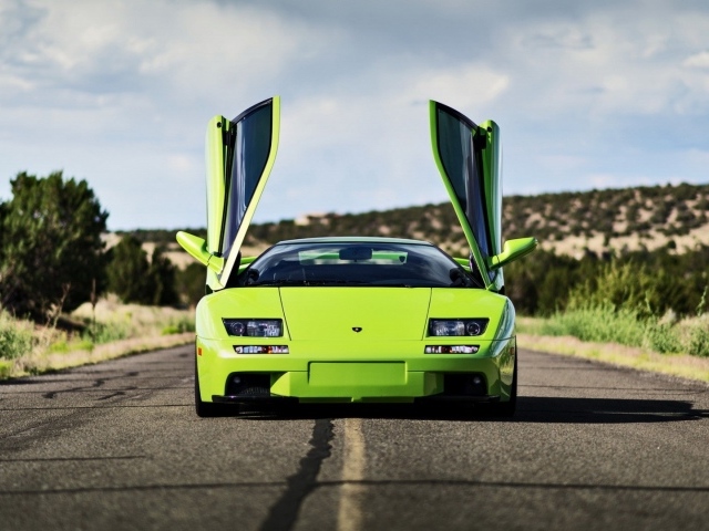 Зеленый Ламборигини Diablo с открытыми дверями
