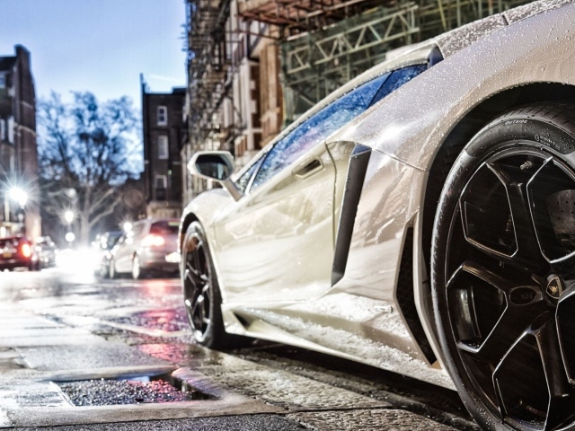 Ламборгини под дождем на городской улице