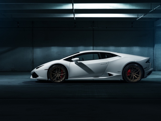 Белый Ламборгини в гараже