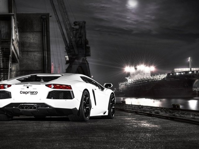 Белый Ламборгини на фоне корабля в порту