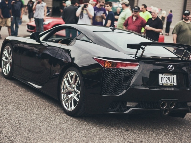 Черный автомобиль Lexus LFA