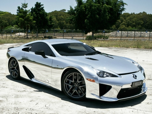 Серебристый автомобиль Lexus LFA
