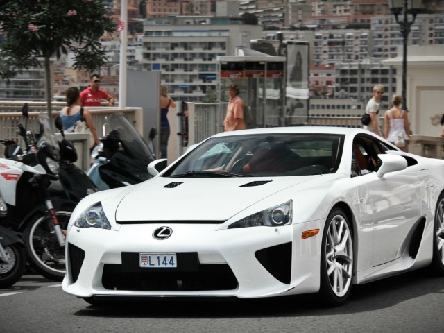 Белый автомобиль Lexus LFA