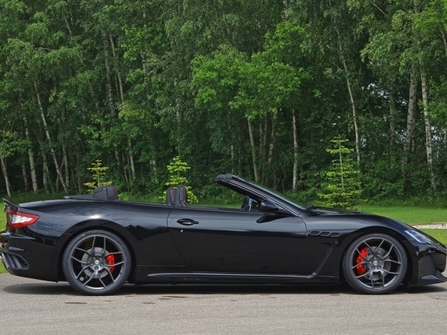 Черный кабриолет Maserati на фоне леса