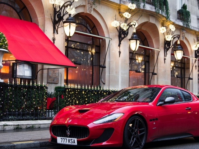 Роскошный Maserati вишневого цвета