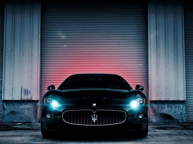 Неоновые фары черного Maserati