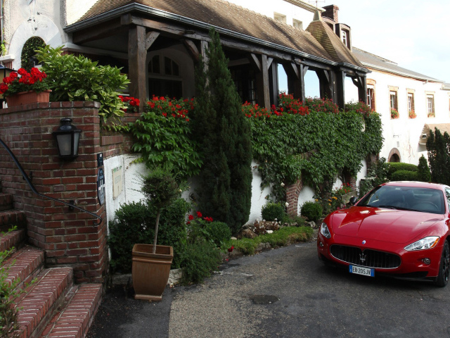 Красный Maserati у загородной виллы