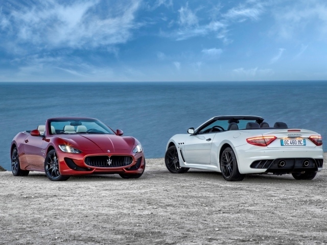Два автомобиля марки Maserati на берегу моря