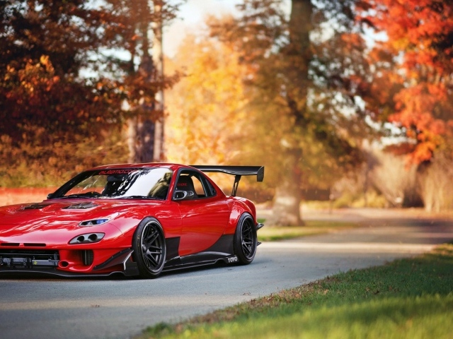 Красная Mazda RX-7