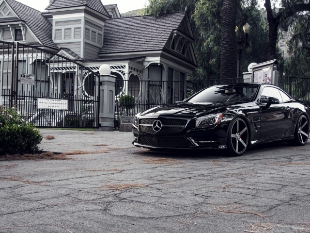 Черный Мерседес у ворот виллы