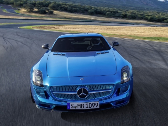 Голубой Mercedes SLS на гоночном треке