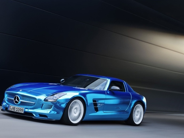 Автомобиль Mercedes SLS цвета голубой металлик
