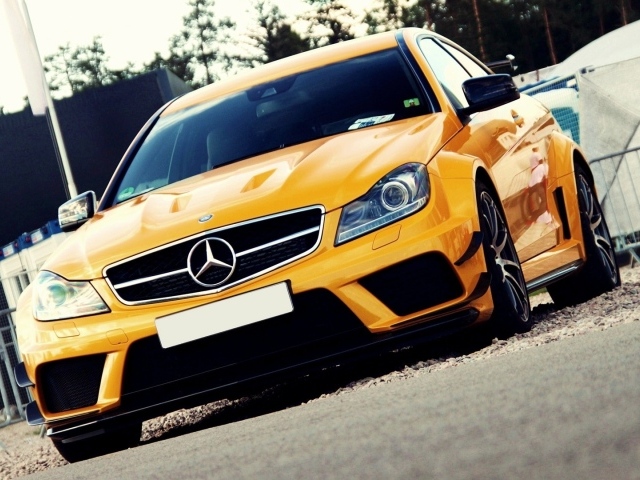 Светло оранжевый Mercedes-Benz