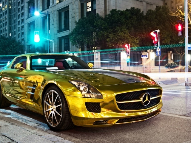 Золотой Mercedes-Benz SLS AMG