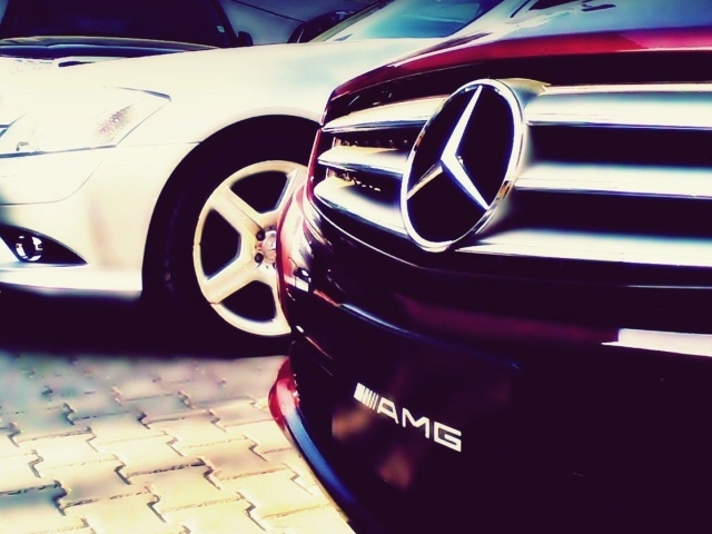 Радиаторная решетка вишневого Mercedes-Benz