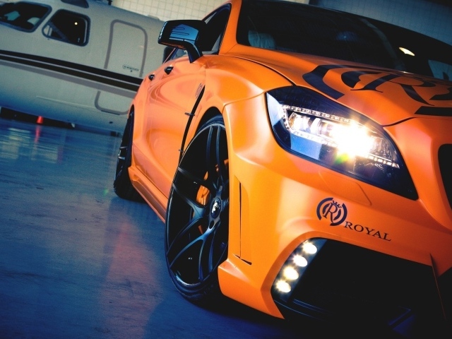 Фара оранжевого Mercedes-Benz