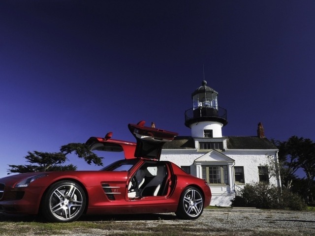 Красный Mercedes SLS у маяка