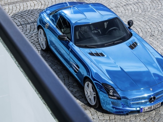 Спортивный Mercedes SLS голубого цвета