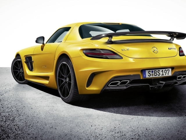 Желтый спортивный Mercedes-Benz
