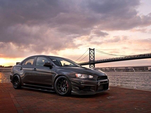 Красивый Mitsubishi Lancer Evo X на фоне моста