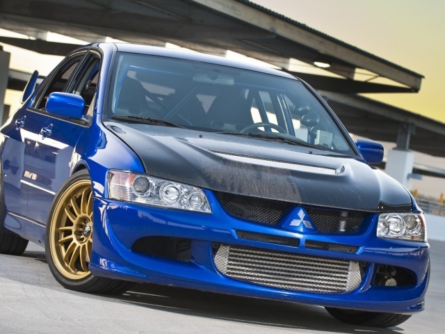 Голубой спортивный Mitsubishi Lancer Evolution IX