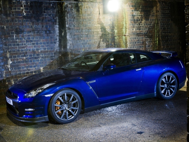 Синий Nissan GT-R среди каменных джунглей