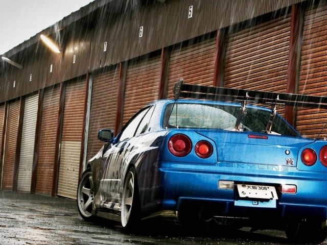 Синий Nissan Skyline GT-R R34 во время дождя