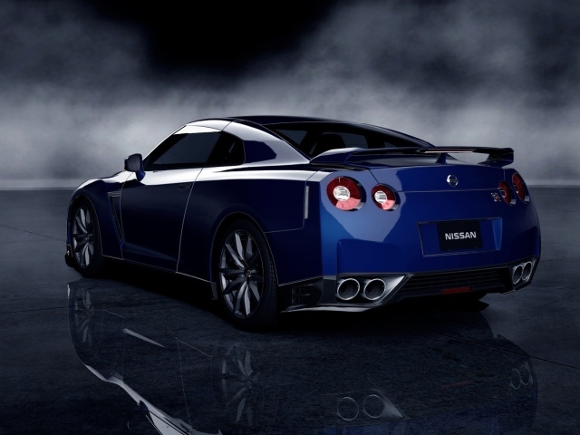 Дорогой синий автомобиль Ниссан