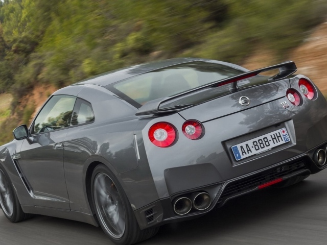 Серый Nissan GT-R на дороге