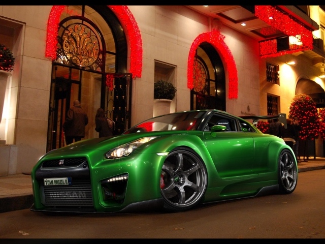 Зеленый Nissan GT-R у входа в отель