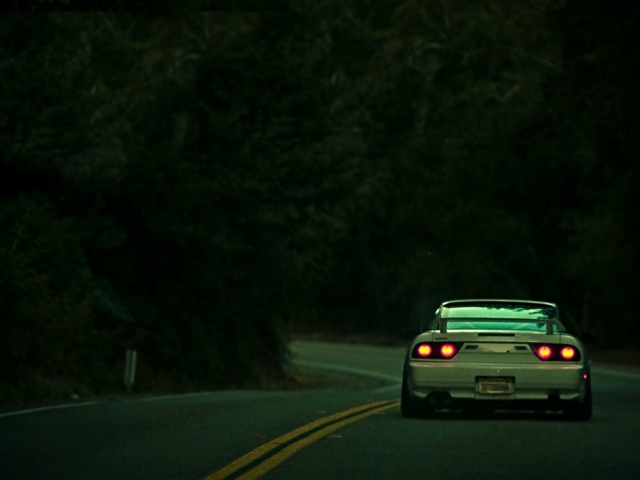 Nissan стоит на шоссе в лесу