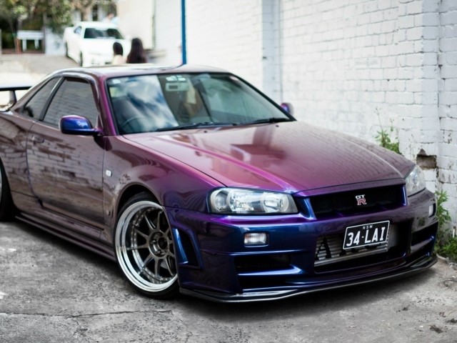 Фиолетовый Nissan Skyline GT-R