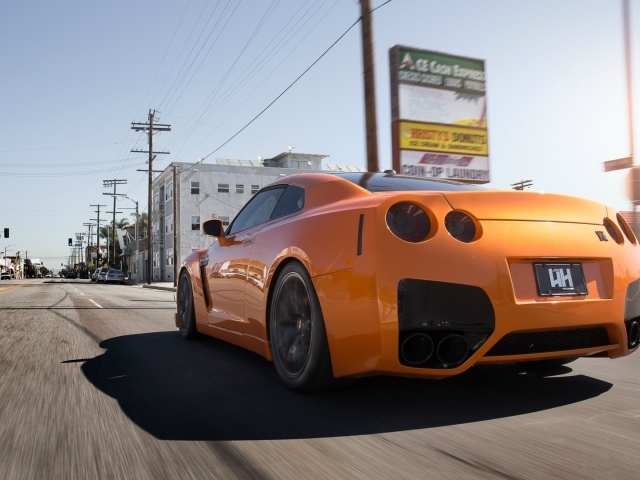 Стремительный японский Nissan GT-R