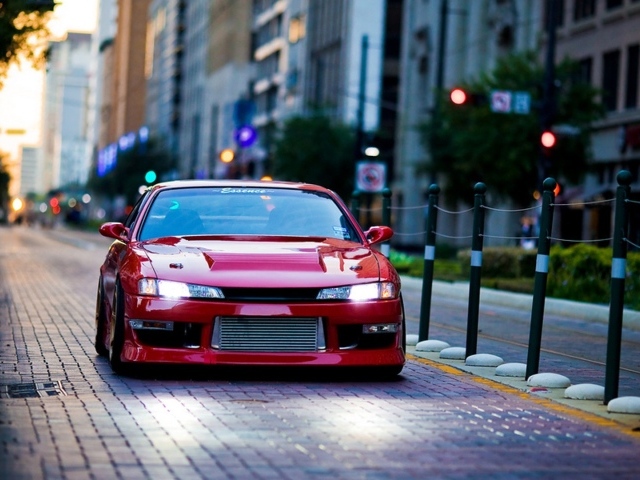 Красный Nissan GT-R на городской улице