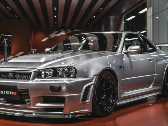 Серебристый автомобиль Nissan Skyline GT-R Nismo
