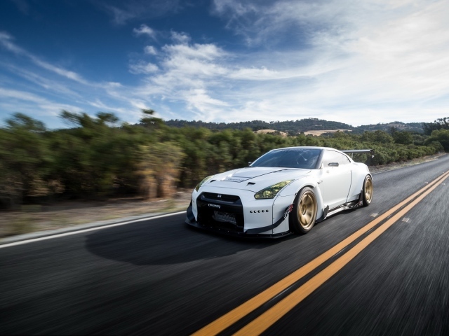Белый Nissan GT-R летит по трассе