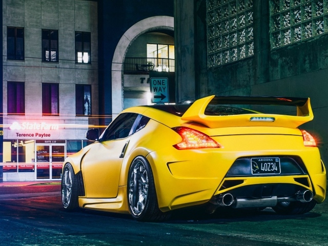 Желтый Nissan 370Z