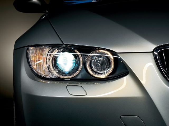 Фара серебристого автомобиля