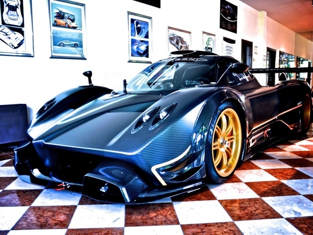 Автомобиль Pagani в помещении