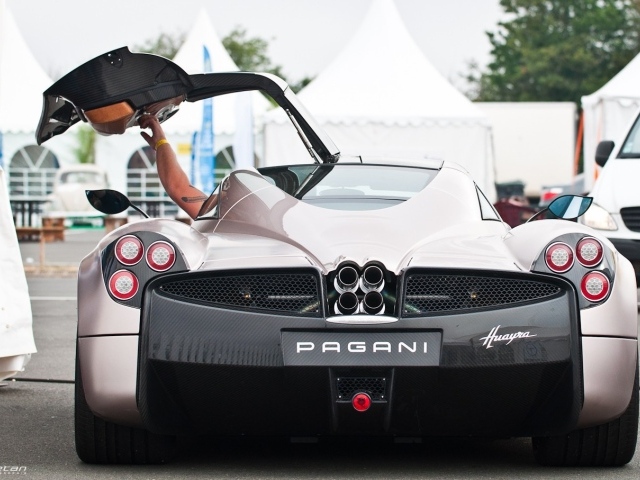 Вид сзади на авто Pagani