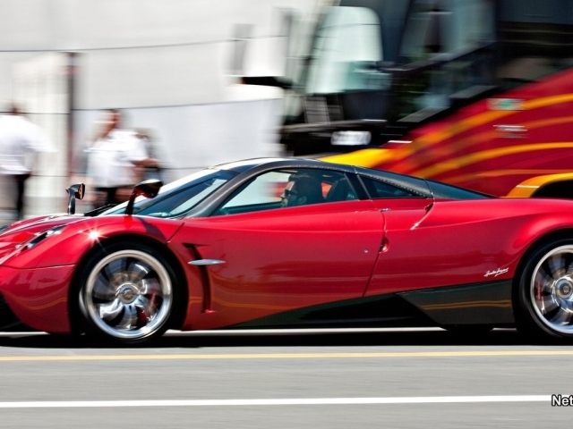 Красный автомобиль Pagani